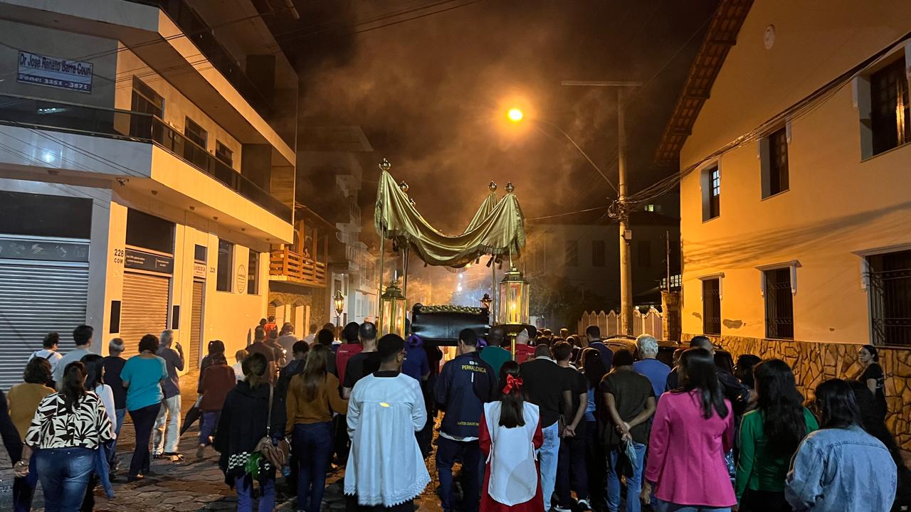 Sexta-feira da Paixão: ao som das matracas, fiéis participam de procissão do enterro em Santos Dumont